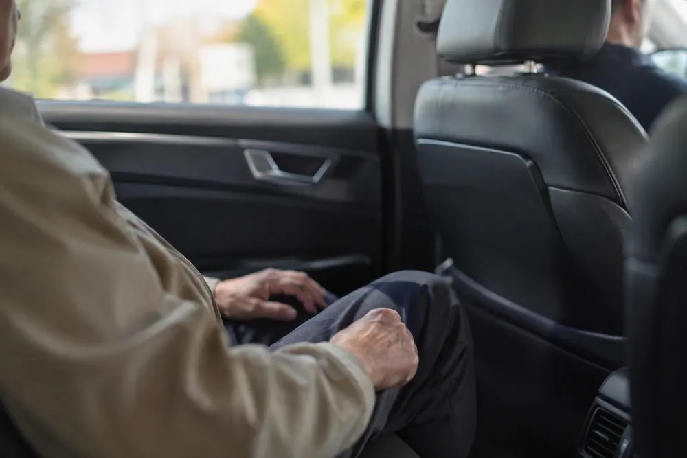 Taxi dla seniora w Skawinie – bezpieczny dojazd do lekarza, urzędu i na zakupy